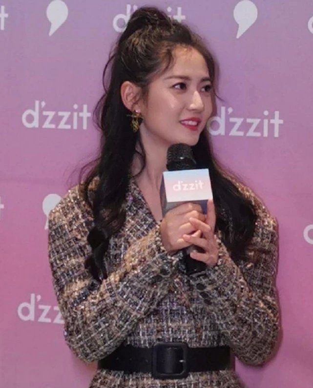 有种“腿精”叫陈钰琪,修身西装裙尽显轻熟风