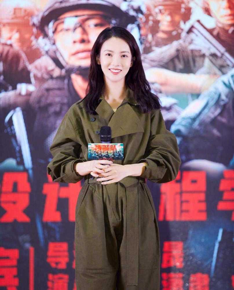 气质甜美的金晨也有硬朗的一面,穿军绿色连衣衣帅气利落,超A的