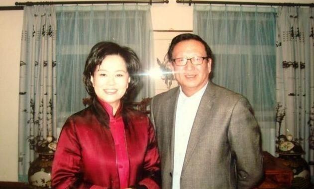 鞠萍全家近照曝光，二婚丈夫把她宠上天，儿子身形魁梧学业有成