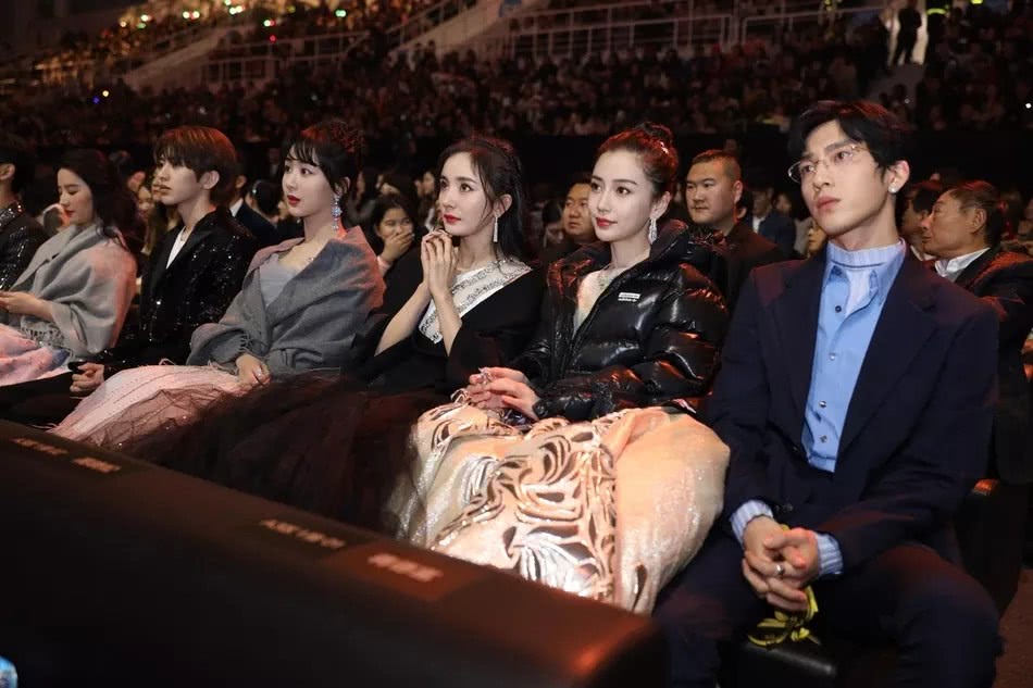 神仙同框太多!郑爽热巴甜酷双杀,亦菲被丽颖艳压,杨紫难敌杨幂