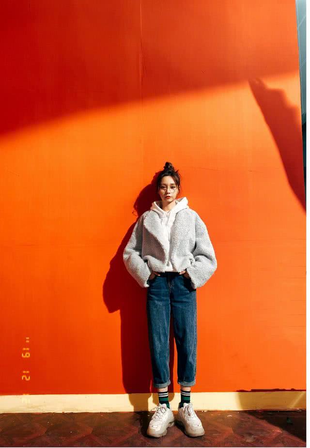 沈梦辰粉色少女装扮亮相，色彩柔和乖巧可爱，天生的衣服架子