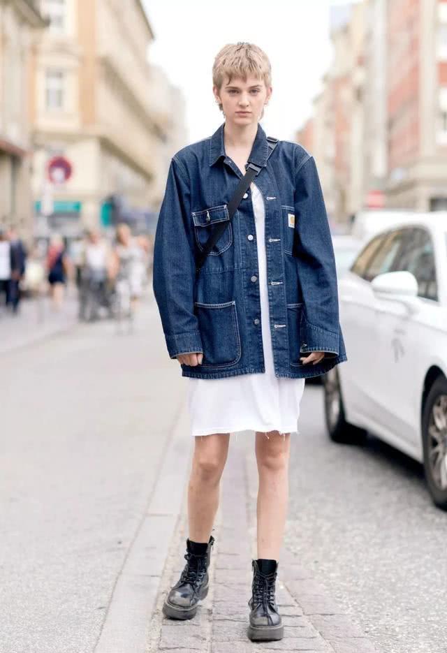 欧美街拍：连衣裙搭配外套显瘦还时髦，街头潮人都爱这样穿