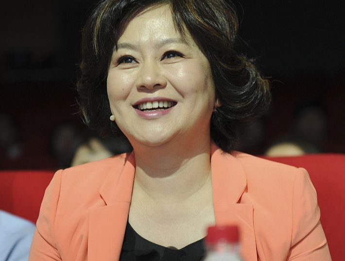 鞠萍全家近照曝光，二婚丈夫把她宠上天，儿子身形魁梧学业有成