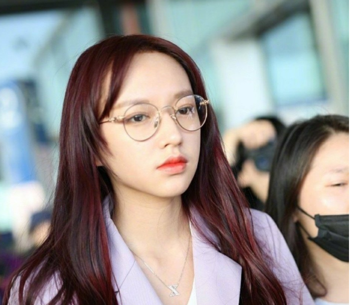 LISA为何总是有刘海？看到她空荡荡的额头照，意外撞脸了程潇