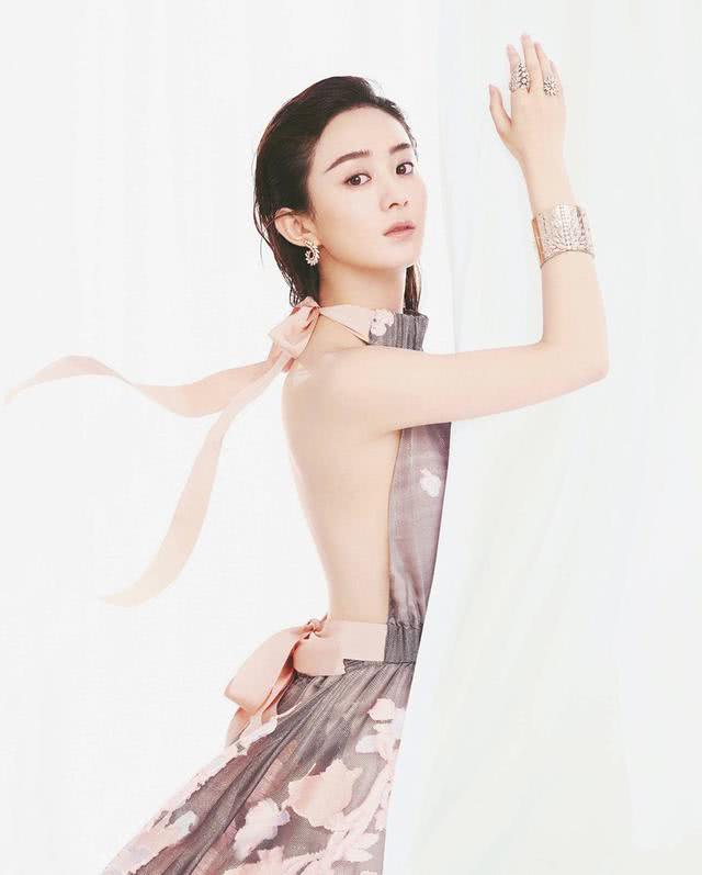 清纯时尚达人赵丽颖，别有一具风格的穿搭方法，这就叫气质非凡