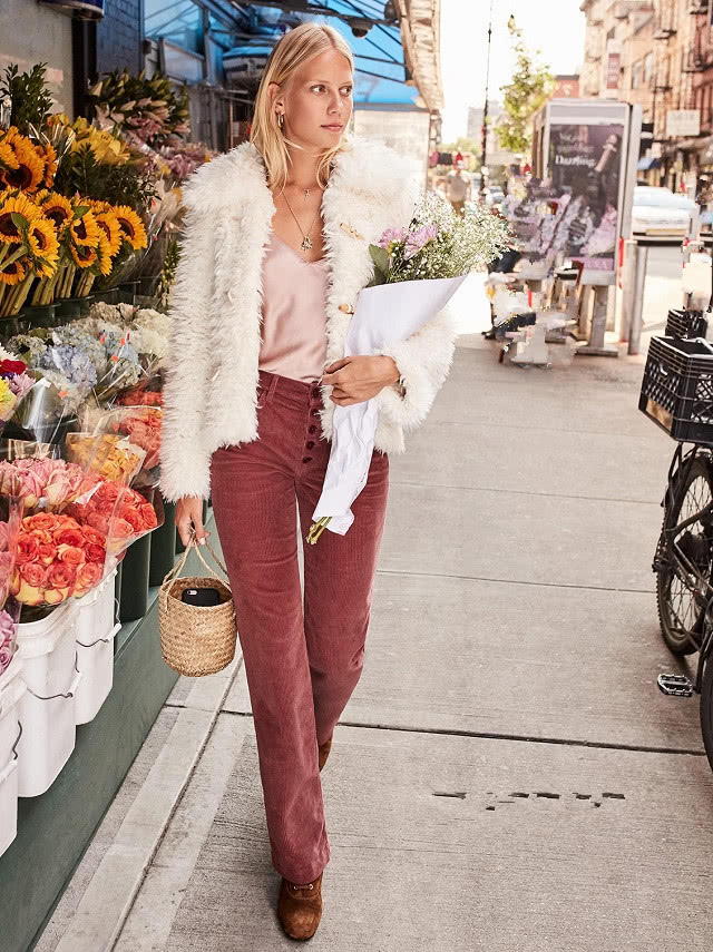 打底裤太俗气,今年冬天流行这条裤子,遮肉显瘦还很保暖