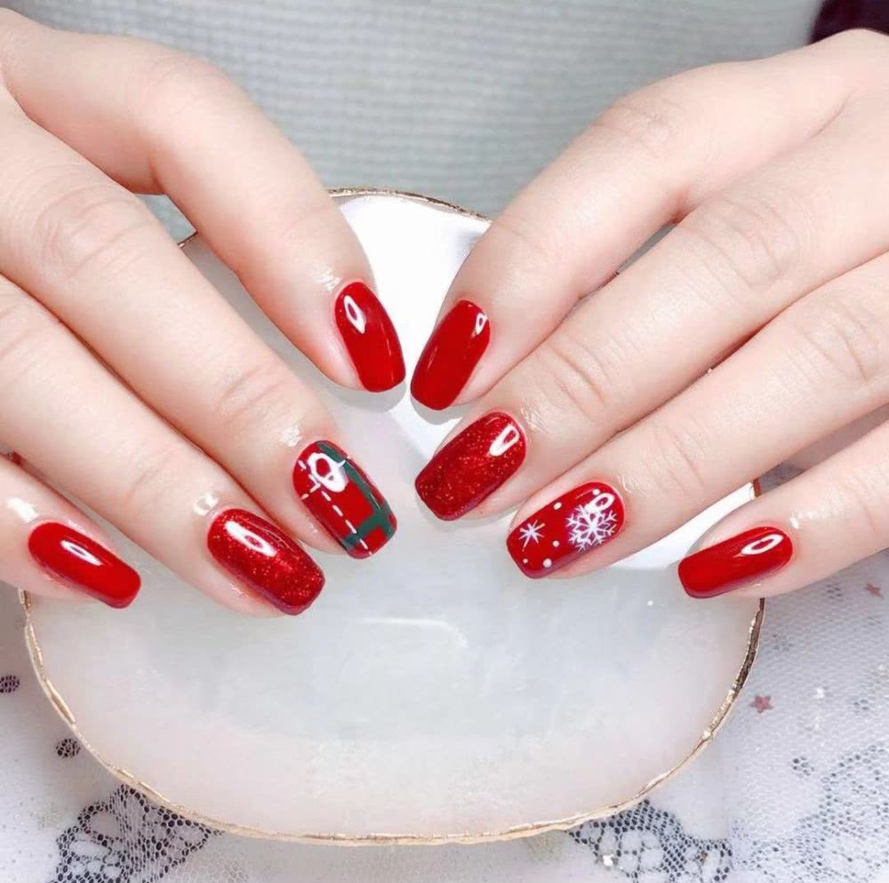 最适合今年冬季做的雪花美甲，你不想试试吗？