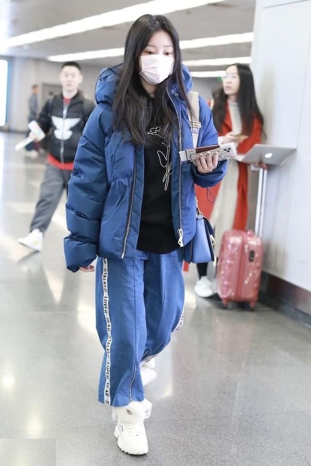 性感女神柳岩穿吊带裙裙摆缝一块白布,这是什么新时尚?