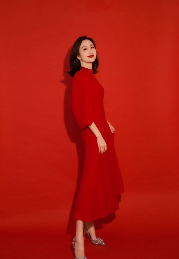 王鸥新年装太喜庆,凹红色系穿搭优雅又有气质
