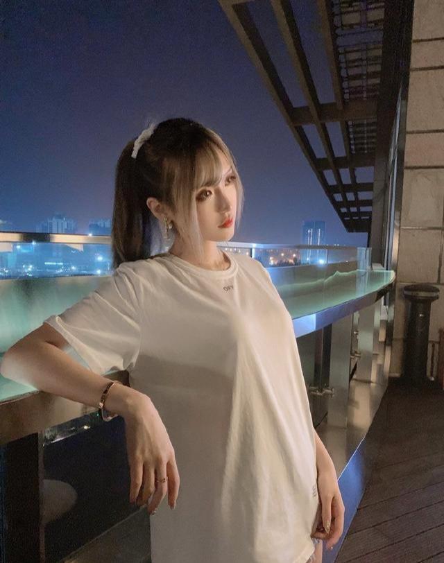 腐团儿再次分享旧照，面瘫脸已消失不见，大长腿实力抢镜