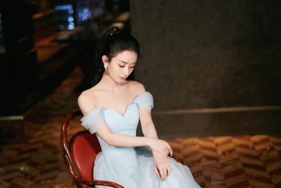 赵丽颖产后瘦到不足90斤！骨感身材穿纱裙仙美更甚，辣妈模样尽显