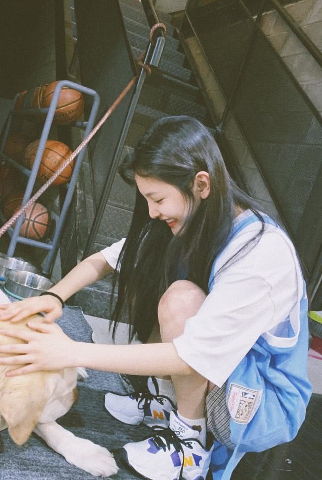 章若楠这是啥神仙颜值？宽大篮球服却穿出了初恋感，太好看了