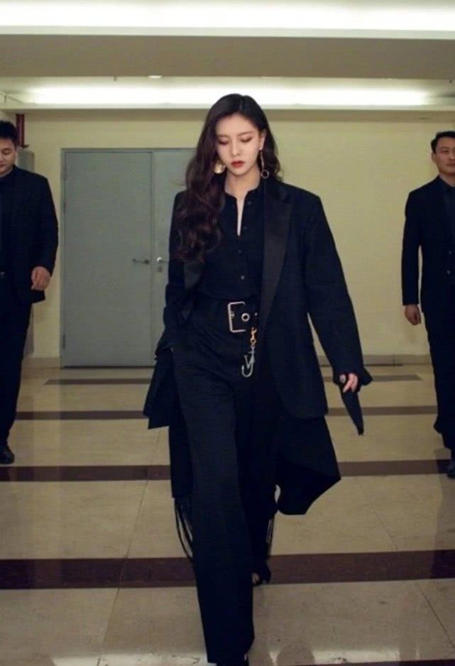 宋妍霏穿无肩带长裙抬手后,腋窝成直男们的最爱