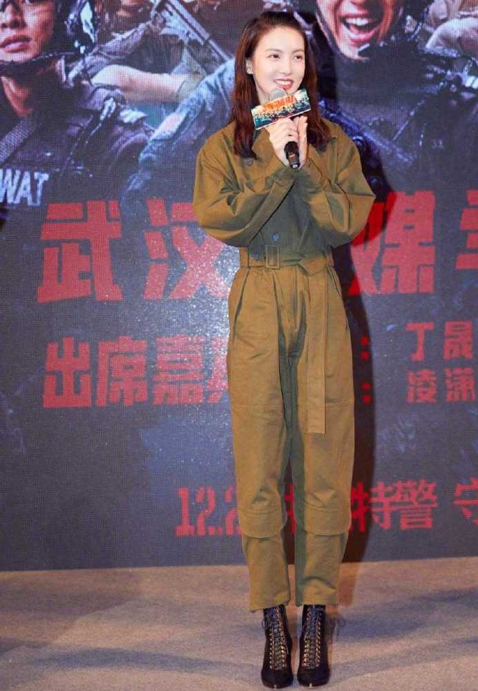 气质甜美的金晨也有硬朗的一面,穿军绿色连衣衣帅气利落,超A的