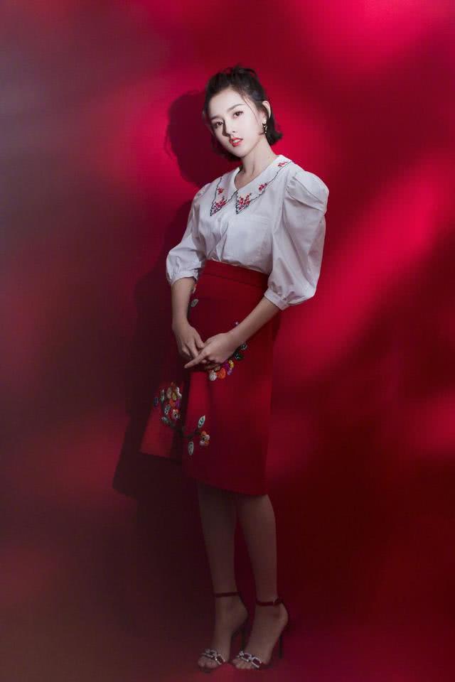 宋祖儿现身央视元旦晚会,一身复古红裙太养眼,公主范十足