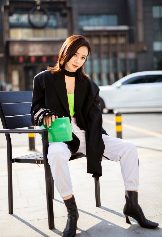 袁姗姗穿橙色收腰皮衣配短靴，对镜比耶美回18岁少女