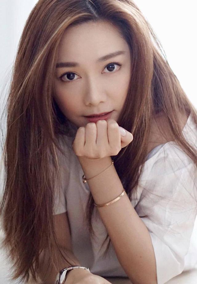 TVB小花放话:好多好莱坞导演找我 晒合照妹妹颜值抢镜身材上乘