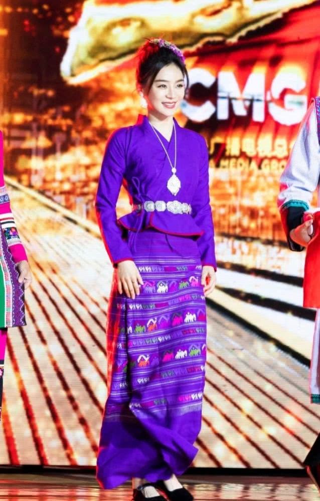 袁姗姗穿少数民族服装却勒出了“蚂蚁腰”,这身材谁见了都喜欢!