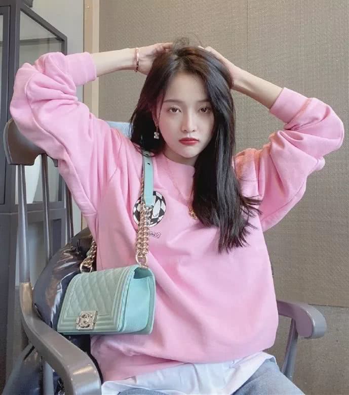 露脚踝已经过时了，学吴宣仪这样穿最潮流