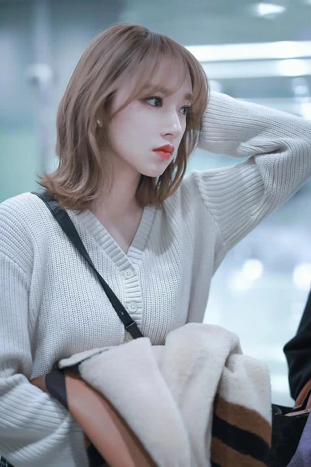 2020年流行程潇这种“温柔色”,程潇示范减龄还显白