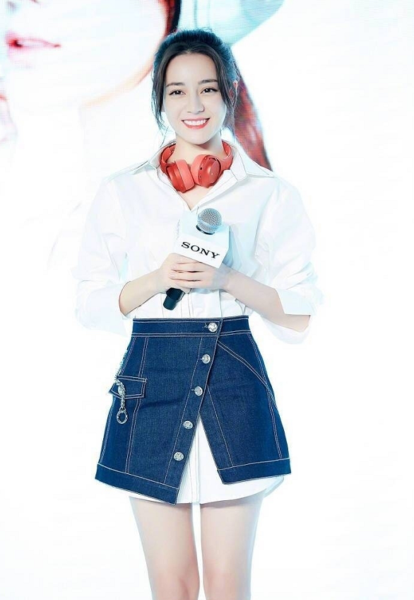 迪丽热巴两条裙子叠着穿,活力四射太有型