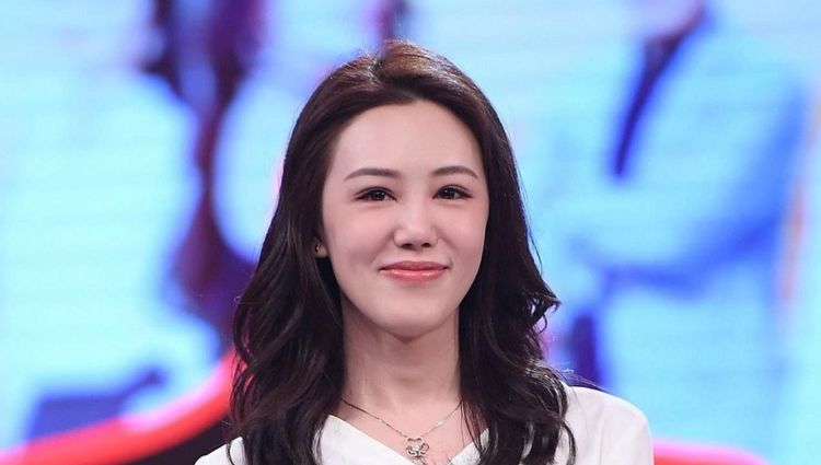 她不顾家人反对,嫁给刚出狱的黄海波,今37岁搭档孙红雷走红