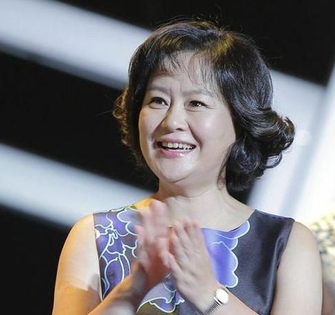 鞠萍全家近照曝光，二婚丈夫把她宠上天，儿子身形魁梧学业有成