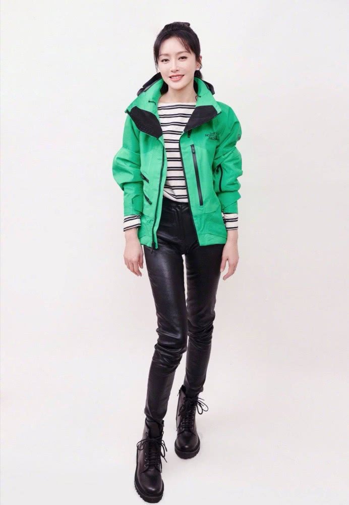 40岁秦岚一身荧光绿冲锋衣搭皮裤上春晚,甜美帅气又时髦