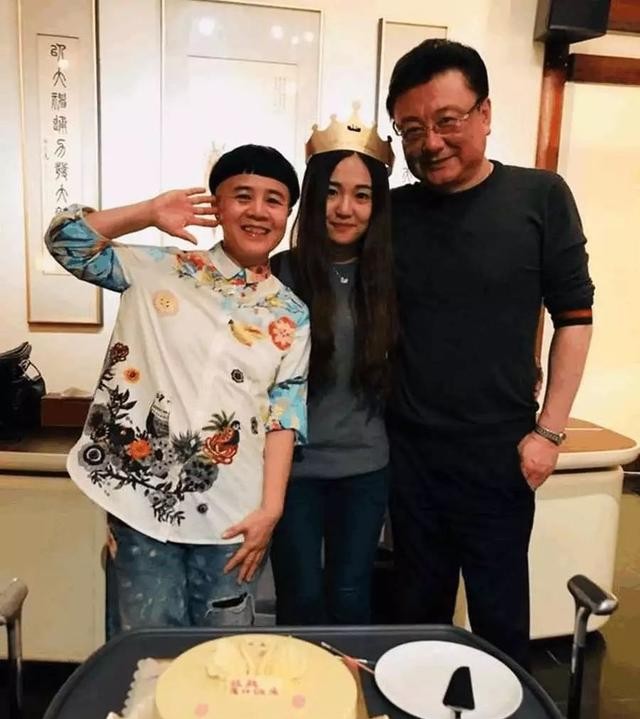 金龟子王宁30年珍珠婚罕见秀合影,幸福宣称创造了自己的般配