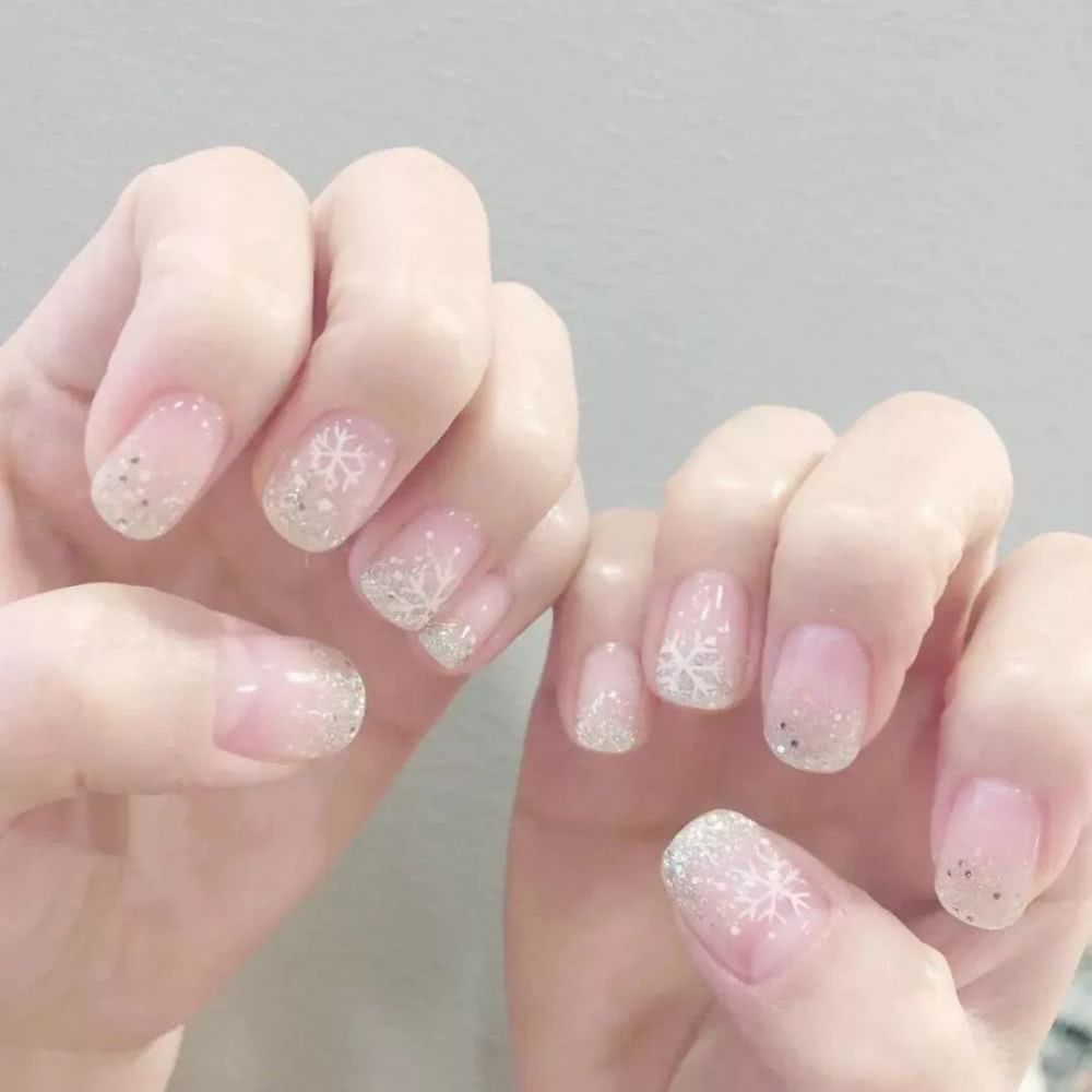 最适合今年冬季做的雪花美甲，你不想试试吗？