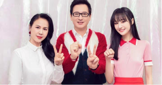 郑爽一家三口以素人名义捐款60万，当地粉丝感动到哭：爱死她了