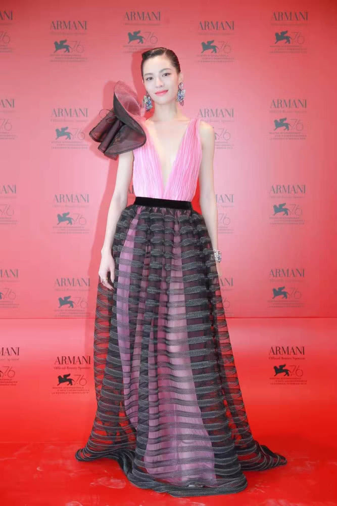 钟楚曦涂“中毒”口红配夸张耳环，肱二头肌好明显