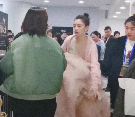 宋祖儿后台被抓拍，看清她做的行为，网友：真当自己没男粉了？