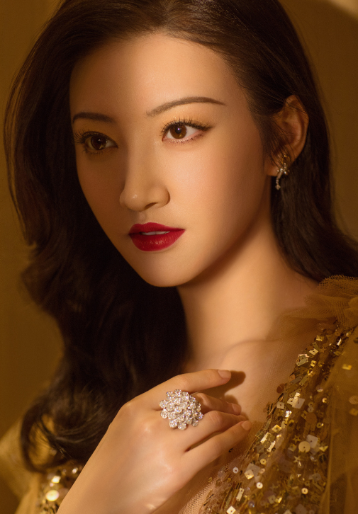 景甜日渐发福，在她穿起“黄金裙”后，真不愧是人间富贵花