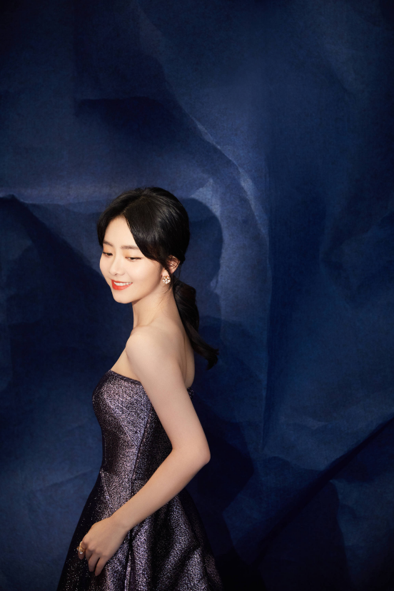 西装搭配超短裤的谭松韵走向了颜值巅峰，看上去又飒又美