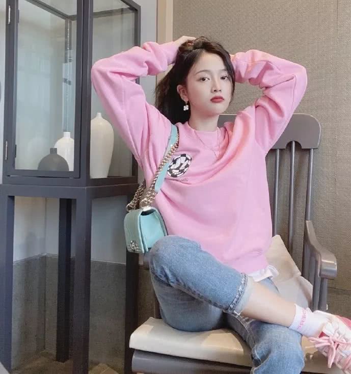 露脚踝已经过时了，学吴宣仪这样穿最潮流