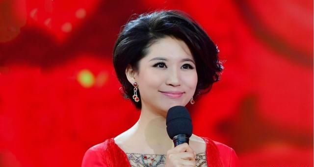 央视“最真实”的女主播，工作23年从不浓妆艳抹，今46岁仍单身