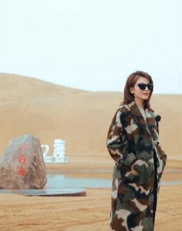 刘涛把硬汉迷彩穿出时尚感,军旅风LOOK又美又飒