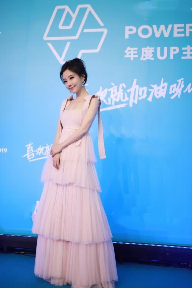 冯提莫落地款蛋糕裙穿上身，矮个子也能穿的很有气质