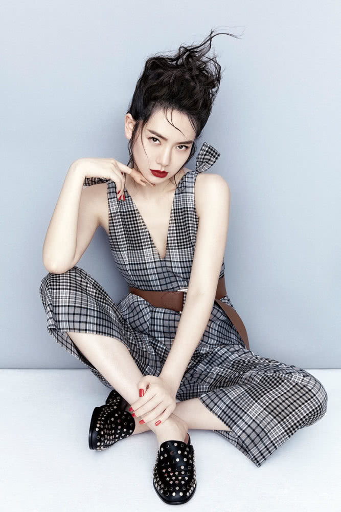 戚薇用鞋套做头饰,还美得炸裂,未来科技感十足