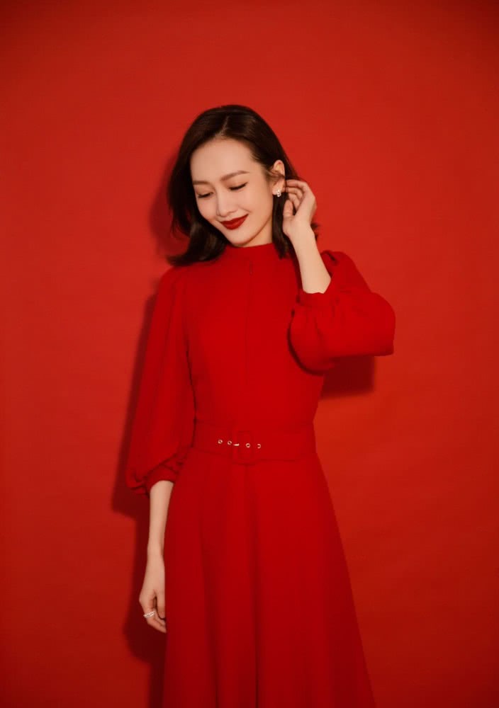 王鸥新年装太喜庆,凹红色系穿搭优雅又有气质