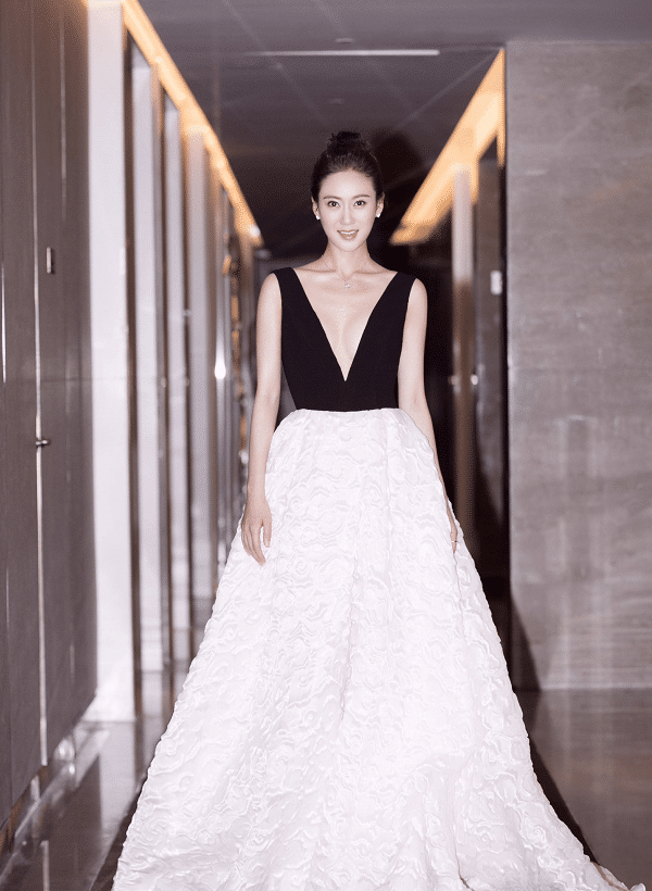 庆余年的柳姨娘太大胆,“真空”穿西装性感迷人,直男也顶不住