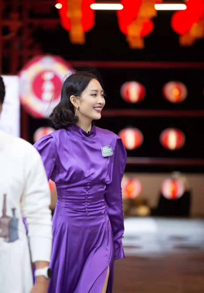 王鸥穿紫色长裙录综艺,网纱遮眼红唇吸睛,一颦一笑尽显风情!