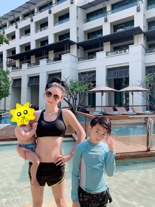 羡慕大长腿!张柏芝穿蓝色OVERSIZE针织毛衣,大玩“下装失踪”