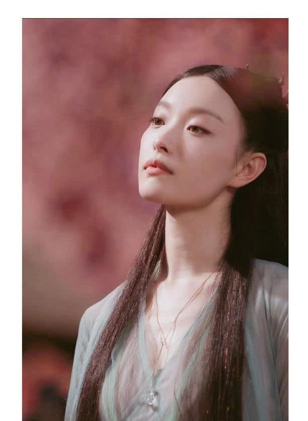 不输倪妮,有着“吃香脸”的周雨彤,终于把造型教科书更新了