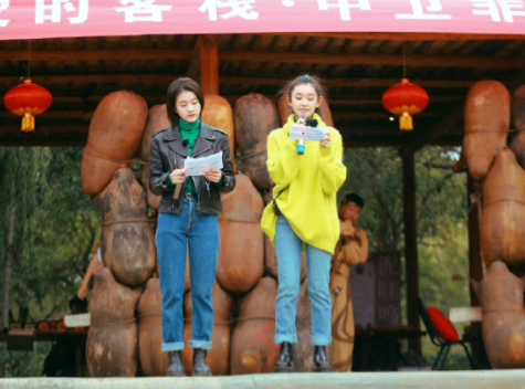 18岁蒋依依碰上22岁张雪迎，同穿牛仔裤，看清腿围网友开眼了