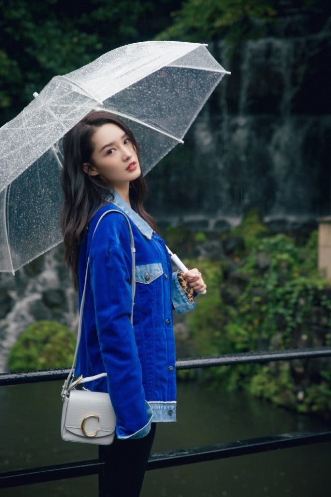 李沁真乃人间绝色,“少女脸”轻松切换“熟女脸”,一抹红唇就搞定