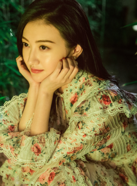 景甜日渐发福，在她穿起“黄金裙”后，真不愧是人间富贵花