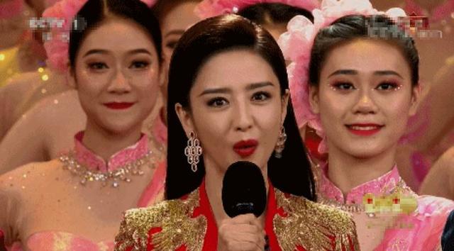 春晚三大节目被吐槽！大变活人太老套，谢娜肖战表演尴尬到极致