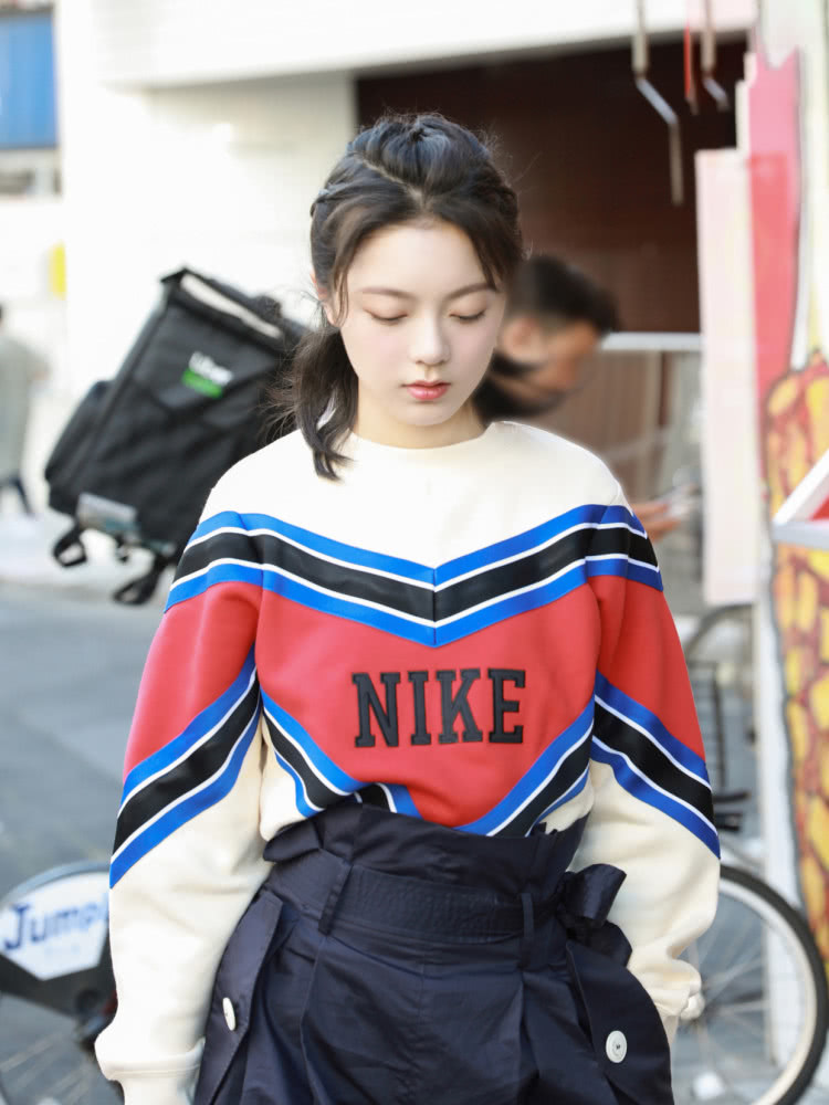 BABY和赵今麦,工装甜美风VS青春学院风,结了婚就是不一样!